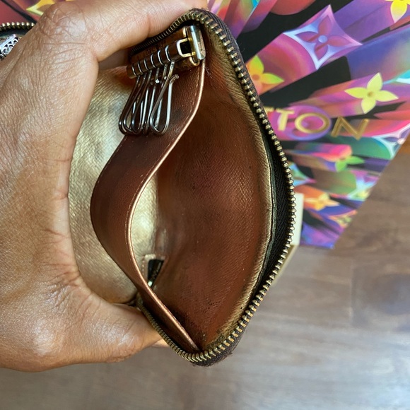 LV - 6 Key w/ zipper - Picture 9 of 15